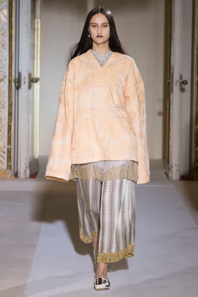 Look 3